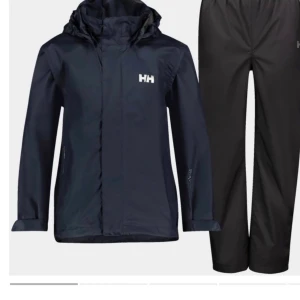 Hellyhansen regnset  - Säljer ett regnsätt från Hellyhansen, aldrig använt, nypris 1199 kr. hör av dig för mer bilder. 