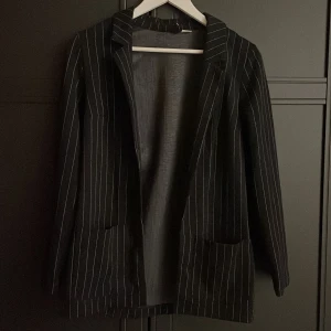 Kavaj - Svart randig kavaj aldrig använd 