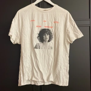 T-shirt  - Använd men fint skick. Storlek L men mer som M 