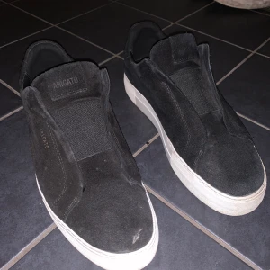 Axel Arigato skor - Säljer ett par arigato clean 360 laceless. Finns två höger skor då ena har ett hål vid tån. Dom är vardagligt använda och mockan är i bra skick.