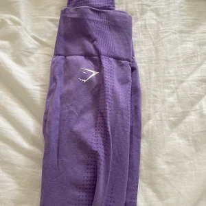Gymshark seamless träningstights  - Gymshark tights. Seamless 2.0. Knappt använda då jag enbart använder svarta tights. Nypris 549. Köparen står för frakten 