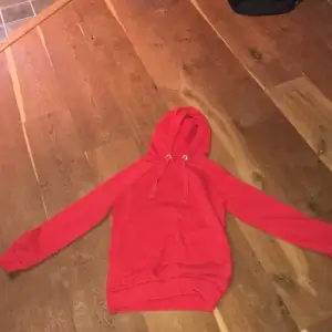 Jag säljer en röd hoodie från ginatricot i stolek xxs 