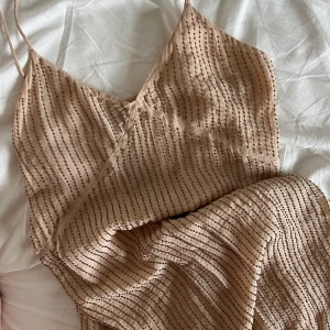 ZARA klänning - Garderobsrensning!!! Kommer mer!!! Säljer denna fina klänning från Zara som är helt ny. Sitter lite tajt på mig som är en M men hade suttit perfekt, lite lösare på någon som är XS Storlek: 38 Nypris: 999kr Köparen står för frakten!!!  (Tryck inte köp nu!)