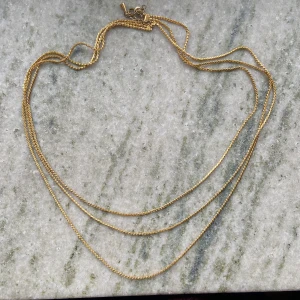 Halsband - Så snyggt men jag har för många halsband! Ca 78 cm där det är som längst. Möts upp i Stockholm eller skickar mot fraktkostnad 💕