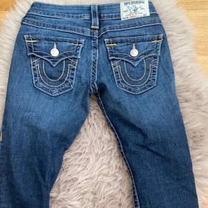 bootcut low rise true religion jeans, är oanvänd. midjemåttet e 42 rakt och innebenslängden är 87-90 cm 💕🫶🏽