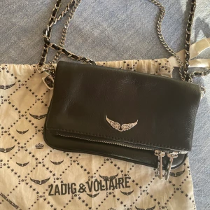 Zadig Voltaire Väska - Så fin Zadig Voltair väska, modell Rock Nano Clutch. Köpt i butik och knappt använd, ser ut som ny. Original dustbag finns. Pris kan diskuteras💕💕