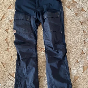 Fjällräven keb dam, NYA!  - Endast provade, säljes pga fel storlek. Stl 36/short. Ca 70 cm mätt från grenen ner till byxslut. Nypris: 2495kr  1500kr eller högstbjudande vid flera intresserade!