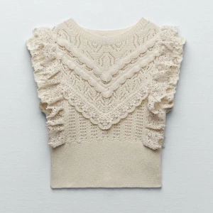 Stickad blus från Zara - Jättefin stickad topp från zara,💛💛 använd fåtal gånger så den är i jättefint skick, den är väldigt stretchig så den passar definitivt S-L💗(kom privat för mer detaljer eller bilder)