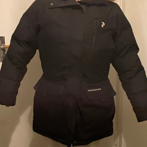 Peak Performance SWD Parka women - Säljer den här fina oanvända dam dunparkan (endast testad sedan undanhängd av min flickvän)  Hon fick den som gåva men var av fel storlek så har hängt i garderoben i flera år. Så den är alltså i ny skick, mycket fin och robust (varm).