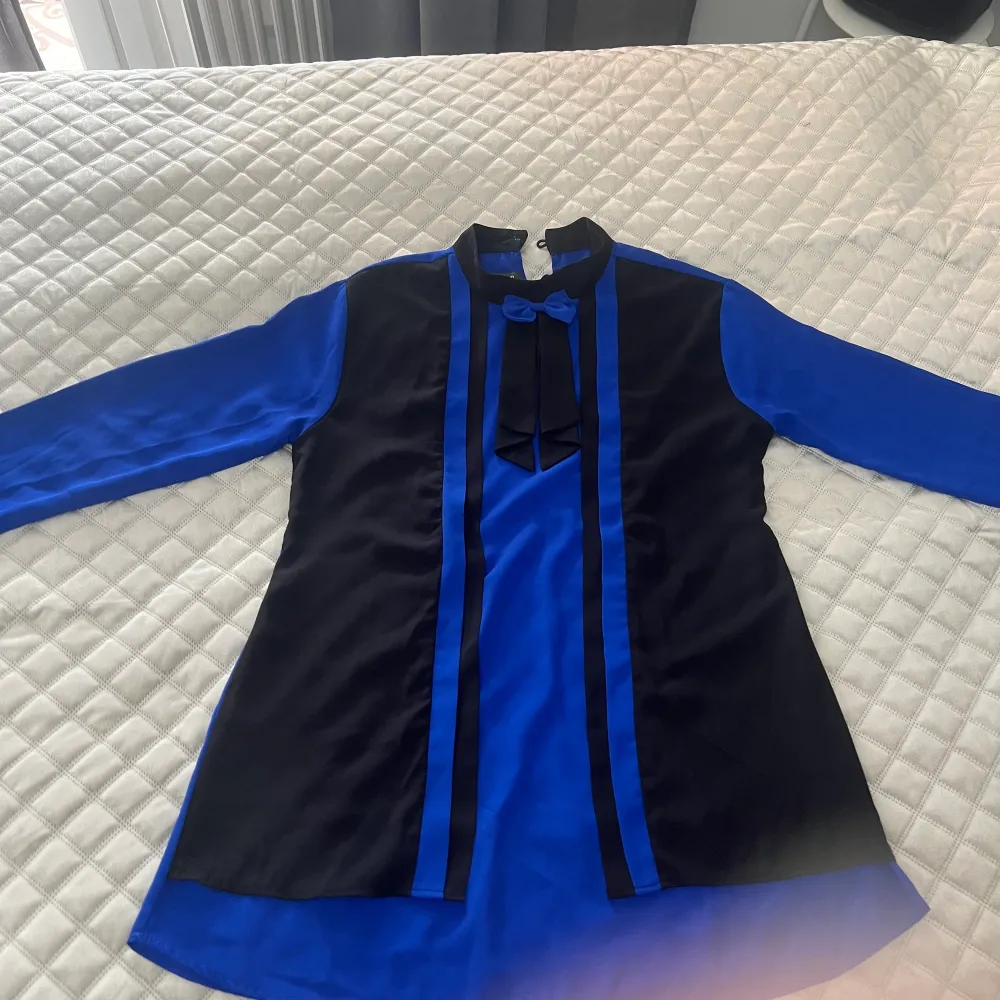 En blå blus som jag inte använder längre fast den är super snygg. Puserot.
