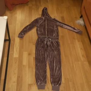 Storlek 146 för byxan och tröjan  - Två snygga och varma piamas Vill sälja den för jag de passade inte mig. jag har haft den en månad den är nästan ny den passar mäst barn som är 140-145 långa 