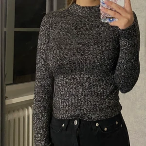 tröja från monki - säljer min glittriga tröja från monki☺️i stl XS. 75kr + frakt💘