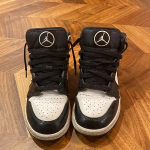 Ett par Jordan 1 mid carbon fiber utan låda i storlek 37 - Jordan 1 mid carbon fiber i storlek 37