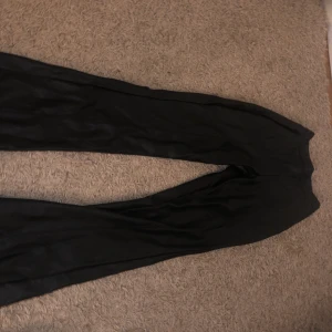 Skinnbyxor med boutcat - Jag säljer mina fina skinnbyxor med boutcat ifrån Gina tricot, för dom har blivit lite för korta för mig!