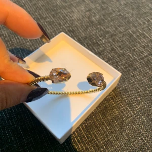 Caroline svedbom - Säljer min armband från Caroline svedbom ljus rosa. Ligger på 695:-