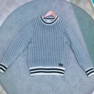 Vailent stickad tröja storlek xs - Vailent stickad tröja som jag inte använder. Nytt skick och ordinarie pris var 650