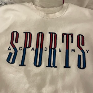 Gina Tricot sweatshirt - Sweatshirt från Gina Tricot, säljer då den inte kommer till användning. Bara använd ett fåtal gånger, passar till nästan allt. Frakt 39kr 💕