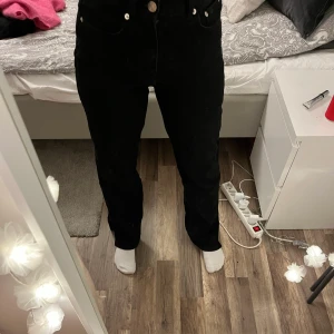Svarta jeans med slit  - Jag säljer dessa svarta jeans med slit från gina tricot i storlek 34 skriv privat för flera bilder 