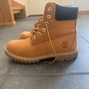 Timberlands kängor - Säljer dessa klassiska timberlands kängor i strl 6 1/2 (amerikansk storlek), 36 Eu. Säljer då jag har 2 par och de andra paret passar min fot bättre. De har lite slitningar längst fram men är allmänt i bra skick. Kan skcika fler bilder privat! 🥰 