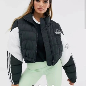 Croppad puffer adidas  - Croppad puffer jacka från adidas. Varm och skön, passar nu när det börjar bli kallare. Bra skick men det finns prickar på dem vita delarna på ärmarna men jag tycker inte de är märkbara. Storlek L, passar M med. Nypris runt 900 har jag för mig. 