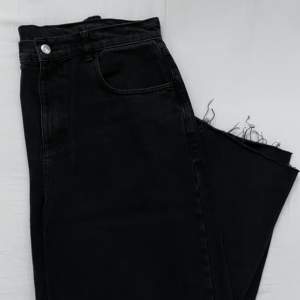 Svarta jeans från reclaimed, avklippta för att passa min längd 182cm cirka Orginal 34 längd, nu 32