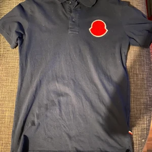 Moncler piké  - moncler piké i marinblå (strl M)