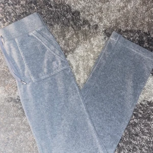 Juicy couture byxor i storlek xxs - Hej! Nu säljer jag mina gråa juicy byxor då jag vill ha en annan färg dom är använda cirka 2 gånger och är i väldigt bra skick
