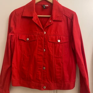 Jeansjacka - Röd jeansjacka från hm. Storlek s. Nästan aldrig använd, bra skick. 