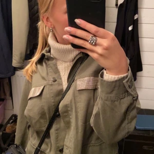 Zara grön jacka  - Grön jacka från zara