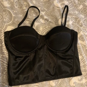 Fest topp - Jättefin festtopp som man kan ta av banden på.  Väldigt liten i storleken 