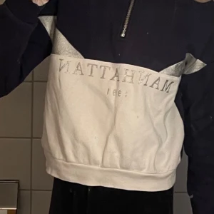 Tröja - Fleece tröja. Kort dragkedja längst ner! Kan hämtas upp runt Alingsås eller skickas då blir det + frakt😍