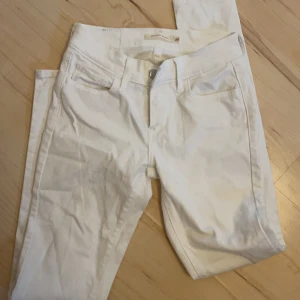 Vita Jeans  - Vita Jeans, står storlek 24, men kan tänka mig xxs-extremt liten s- tror att de är barnstolen. 