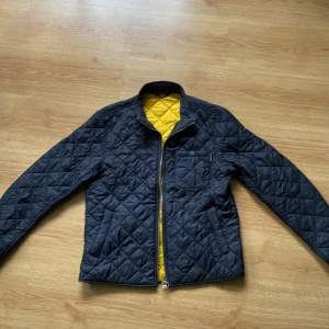Barbour jacka - Storlek:S jag säljer min Barbour jacka då den är för liten. Den är knappt använd och är i mycket bra skick. Skriv om ni har några frågor