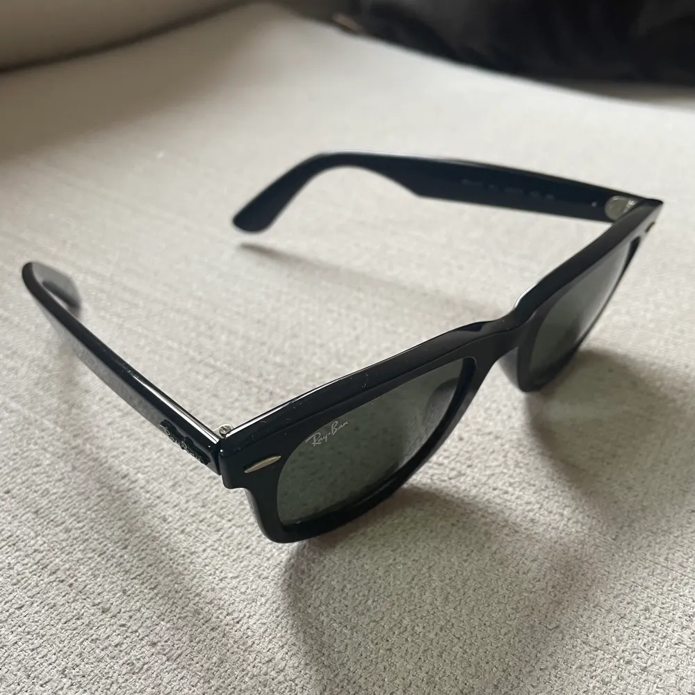 Säljer nu mina svarta RayBan solglasögon i modellen wayfarer. Det . Accessoarer.