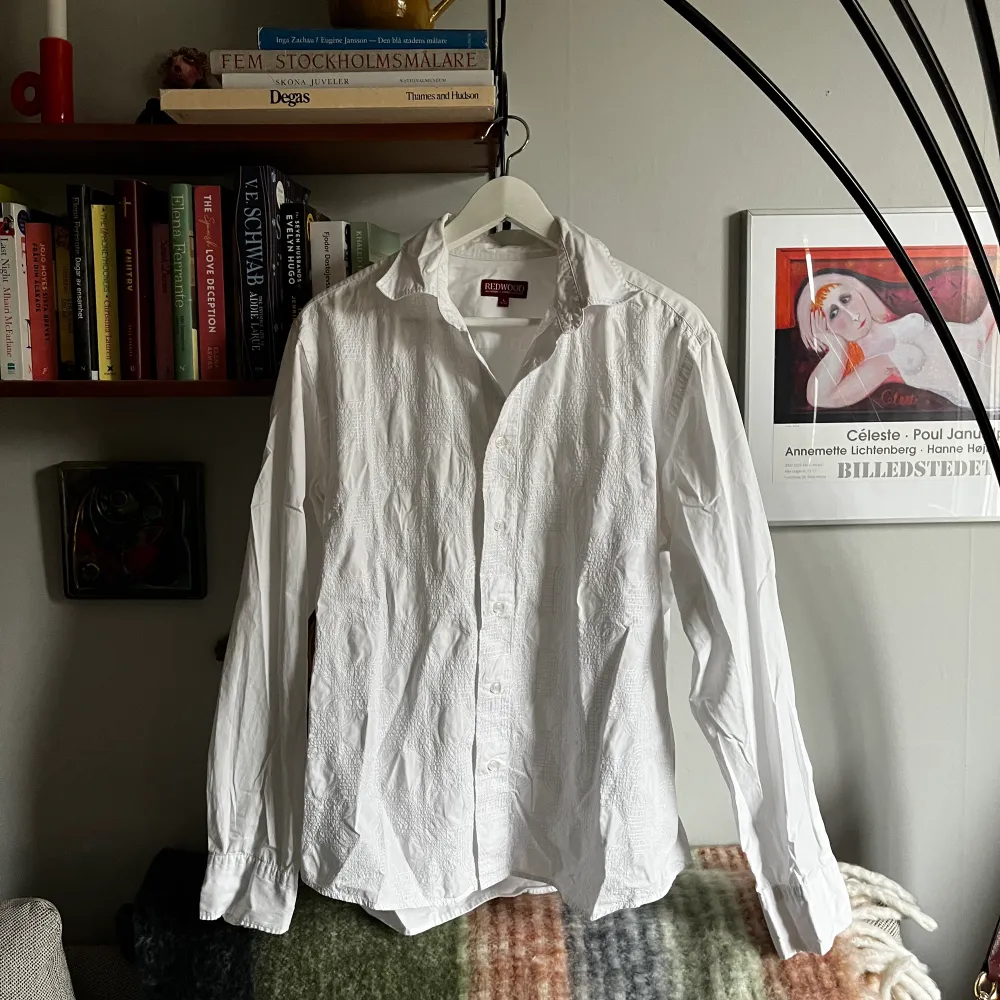 En vanlig vit oversize skjorta, men med inbeordrat mönster som gör den unik. Aldrig använd av mig . Skjortor.