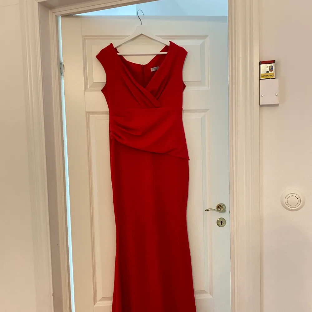 Den perfekta långa, röda klänningen. Passar vid tex bal. Materialet är stretchigt. Man kan göra klänningen lite ”off shoulder”. Klänningen markerar midjan fint och övriga delar av kroppen då den har lite ”mermaid” modell. Köparen står för frakten🤍. Klänningar.