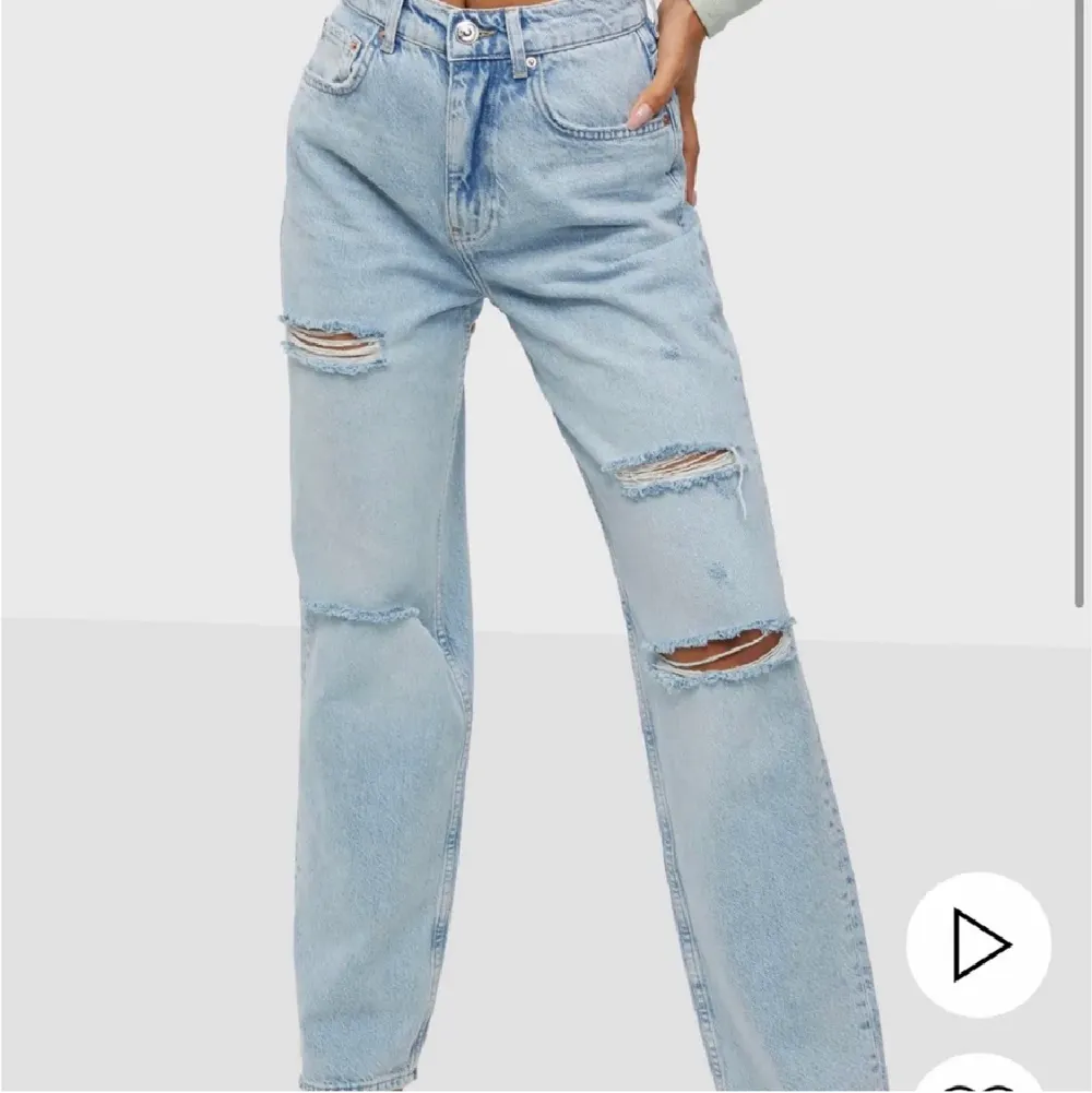 Köpte ett par förstora jeans från Gina men glömde skicka tillbaka de i tid så säljer de nu🥰 jag är 158 cm, köpta för 599kr. Jeans & Byxor.