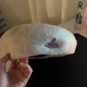 Vivienne westwood hatt - Vivienne westwood hatt 