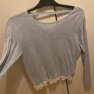 H&M - En blå body med mönster i sidorna,köpt från H&M och aldrig använd,köpt den för 200kr och säljer den för 80kr.Sjäkvklart så tvättas den innan den skickas.