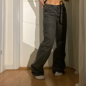 Mid waist jeans zara  - Mid waist gråa jeans från zara, stl 40
