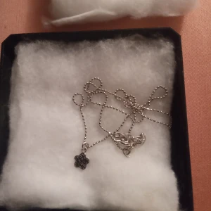 Barnhalsband med hänge . - Nyskick, barnhalsband med kedja och hänge i 925.inköot hos Victorins i Kinna .hämtas i Skene alt skickas .