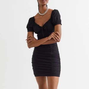 Svart Klönnkng H&M - Svart superfin klänning , strl M | Köparen står för frakten | Paketpris vid köp av flera plagg | Allt säljs i befintligt skick !🤍