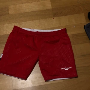 Low waisted träningsshorts - Low waisted trendiga träningshorts som både kan vara röda och vita. 