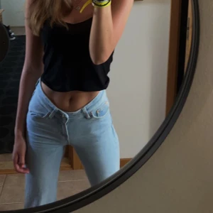 Blå jeans  - Säljer dessa fina jeans i storlek 34 från pull and bear. Har en v- ring som är väldigt fin. Långa! Helt slutsålda!💕