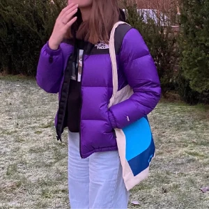 The north face jacka - Säljer min lila the north face jacka i storlek xs, den är i bra skick och har inga defekter förutom att det är in liten fläck på ryggen (bild 3) men det är inget som man tänker på!