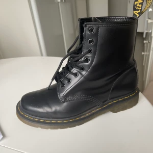 Dr Martens - Ett par jättefina dr martens i toppskick! Använda ett fåtal gånger så de är i nästan perfekt skick, bara lite stänk fläckar på framsidan som lätt går att gnugga bort. Säljer för att de inte är rätt storlek för mig tyvärr. Orginalboxen ingår! 