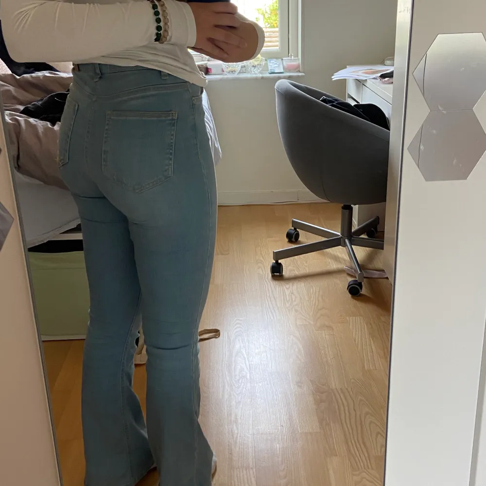 Jag säljer ett par blåa jeans som jag aldrig använder. Är i nyskick . Jeans & Byxor.