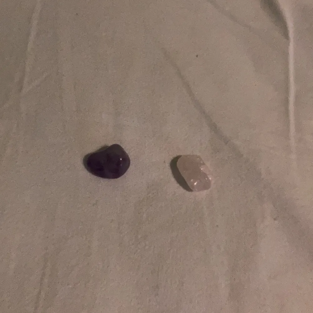 Jag säljer denna 2 kristallerna för 15kr styck(buda kan man med) dem är ganska små men inte jätte (därför dem kostar 15). Övrigt.