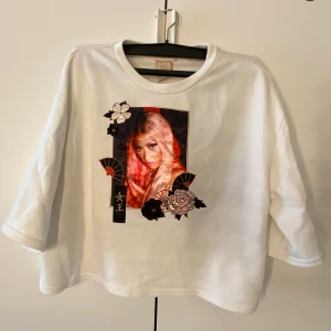 Nick minaj X H&M  - jättefin nicki minaj tröja i fint skick. använts max 3 gånger. passar M och L skulle jag säga! säljer för 120kr+ frakt ❣️ hör av dig vid intresse! 