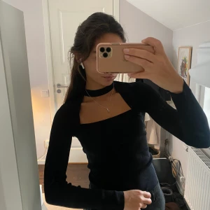 Svart Zara topp  - Snygga zara toppen med inbyggda shoker storlek s!